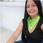 Profesora de español imparte clases a todos los niños y niñas